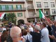 Più di 300 persone in piazza Garibaldi ad Alba per dire no all'obbligo di green pass