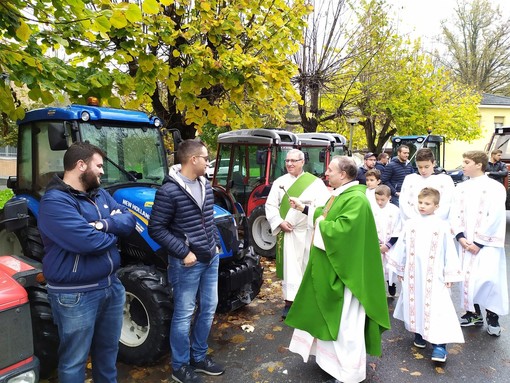 Benedizione dei trattori a Monchiero durante la Giornata del Ringraziamento