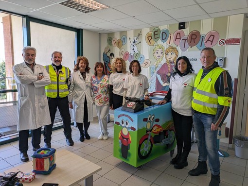 Donata alla pediatria di Mondovì una speciale moto giocattolo grazie agli &quot;Angeli in moto&quot; di Cuneo