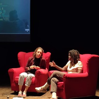 Un momento dell'incontro tra gli studenti del Denina Pellico Rivoira con Espérance Hakuzwimana al Teatro Magda Olivero