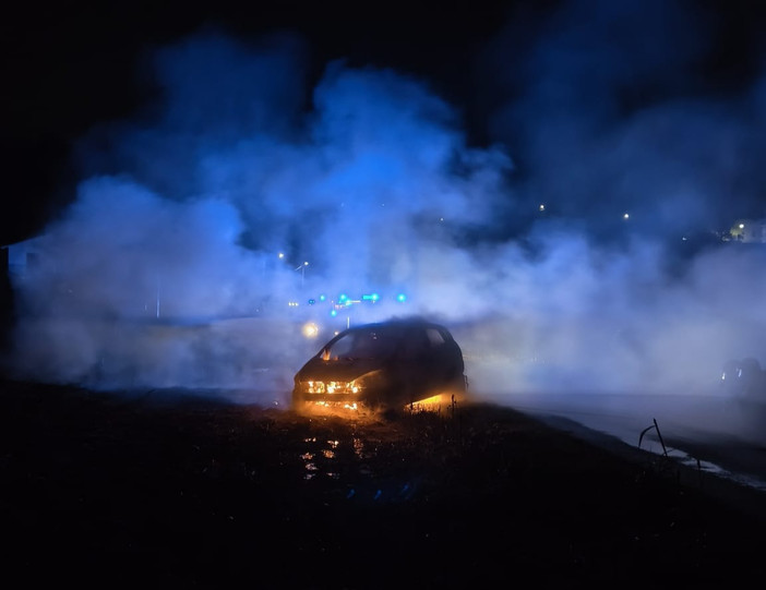 Auto in fiamme lungo la Provinciale 202 tra Pianfei e Chiusa di Pesio: nessun ferito Auto in fiamme lungo la Provinciale 202 tra Pianfei e Chiusa di Pesio: nessun ferito