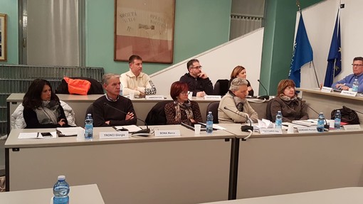 In primo piano il tavolo della minoranza. Da sinistra Giorgia Tronci, Marco Bona, Ilda Maccario, Piermario Giordano e Silvana Agosto