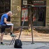 (…) parenthèse points parenthèse: in via Silvio Pellico è iniziata la performance di circo urbano di Le Guen