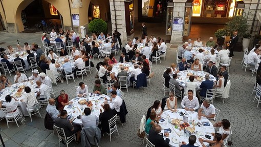 Grande successo per la cena in via Roma, tra chef stellati, luci e una location unica