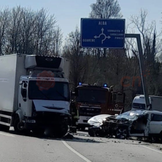 Tragico scontro tra un camion e una vettura a Vezza d'Alba: c'è un morto