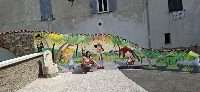 Il sindaco Laura Canavese con il muro delle fiabe
