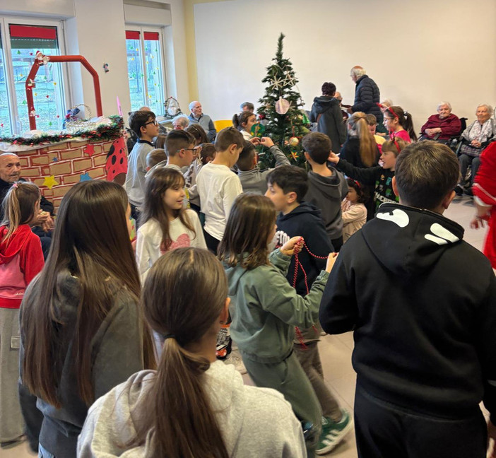 Mombasiglio, i bambini del catechismo incontrano gli ospiti della "Casa del sorriso" per gli auguri natalizi Mombasiglio, i bambini del catechismo incontrano gli ospiti della "Casa del sorriso" per gli auguri natalizi