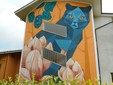 Il murale del gatto sulla parete nord della scuola elementare nel quartiere San Paolo di Cuneo