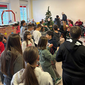 Mombasiglio, i bambini del catechismo incontrano gli ospiti della "Casa del sorriso" per gli auguri natalizi Mombasiglio, i bambini del catechismo incontrano gli ospiti della "Casa del sorriso" per gli auguri natalizi