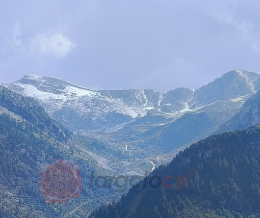 Sembra neve ma è grandine: lo scatto che cattura le Alpi Liguri Sembra neve ma è grandine: lo scatto che cattura le Alpi Liguri