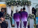 Lo stilista cuneese Alviero Martini si sposa (in viola) a 75 anni con William de Souza [VIDEO]