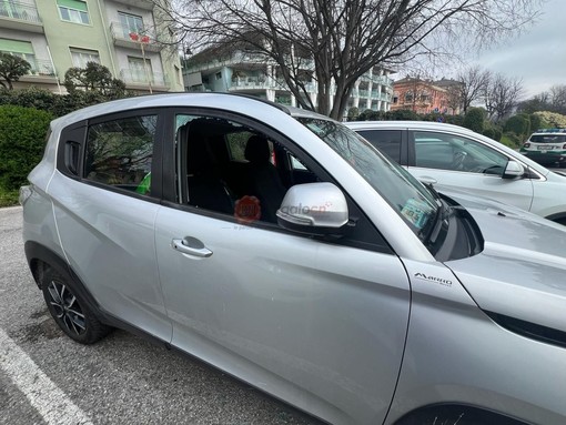 A Cuneo ancora raid notturni contro le auto in sosta: vetri frantumati in diverse vie della città
