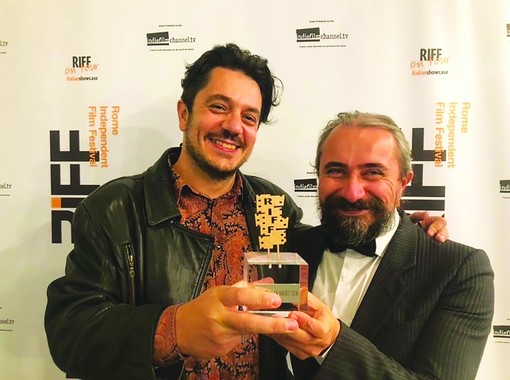 L'attore saluzzese Mario Bois con il regista Kristian Xipolias ritirano il Premio Rai Cinema Channel