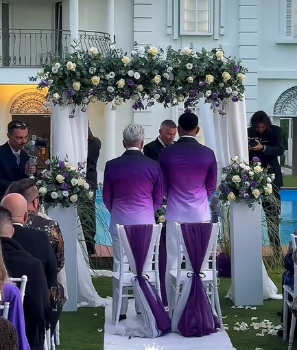 Lo stilista cuneese Alviero Martini si sposa (in viola) a 75 anni con William de Souza [VIDEO]