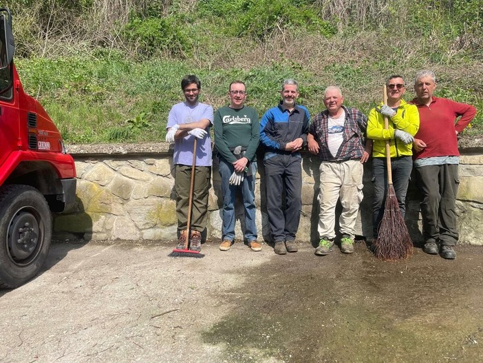 Intervento di manutenzione nell'area dietro la polisportiva salese