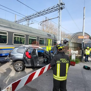 Bloccati con l’auto nel passaggio a livello: il treno li travolge, salvi per miracolo