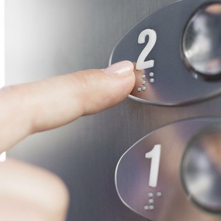 Bloccato in ascensore per ore mentre il condominio è deserto: tutti a sciare sulle piste