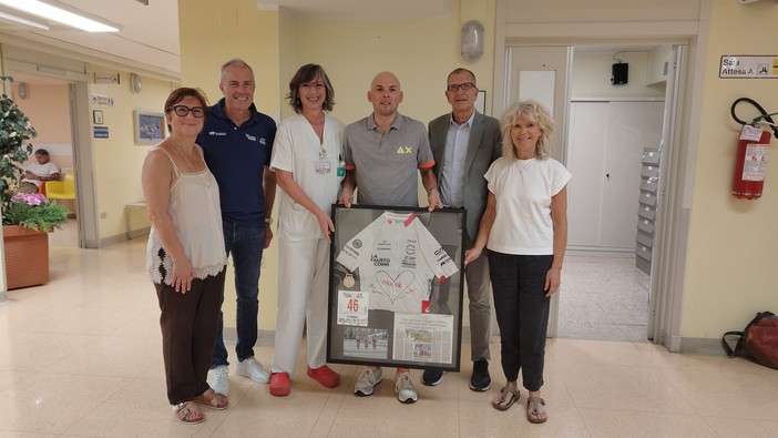La maglia de La Fausto Coppi per ringraziare la Radioterapia dell'Ospedale S.Croce e Carle di Cuneo La maglia de La Fausto Coppi per ringraziare la Radioterapia dell'Ospedale S.Croce e Carle di Cuneo