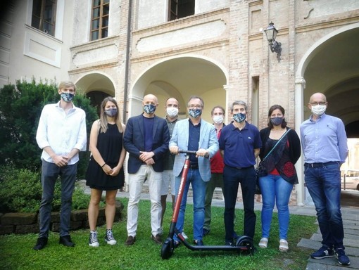 Il sindaco, Marco Gallo, ha ricevuto il dono nel giardino del palazzo comunale, insieme con gli assessori