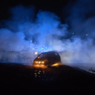 Auto in fiamme lungo la Provinciale 202 tra Pianfei e Chiusa di Pesio: nessun ferito