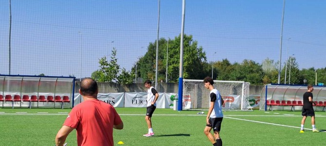 Mister Antonino Asta guida l'allenamento del Saluzzo Mister Antonino Asta guida l'allenamento del Saluzzo