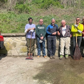 Intervento di manutenzione nell'area dietro la polisportiva salese