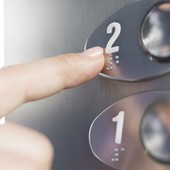 Bloccato in ascensore per ore mentre il condominio è deserto: tutti a sciare sulle piste