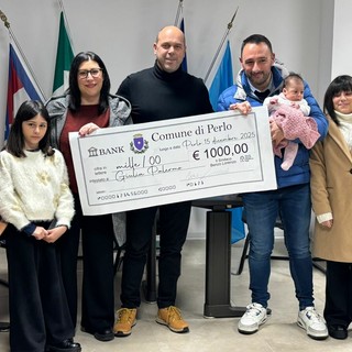 Il sindaco Benzo con la famiglia della piccola Giulia Il sindaco Benzo con la famiglia della piccola Giulia