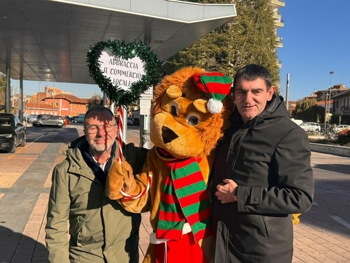 Nataleone è arrivato in stazione: la mascotte Ascom apre ufficialmente il via ai primi appuntamenti delle feste fossanesi