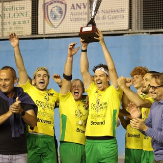 Vacchetto e compagni alzano il trofeo
