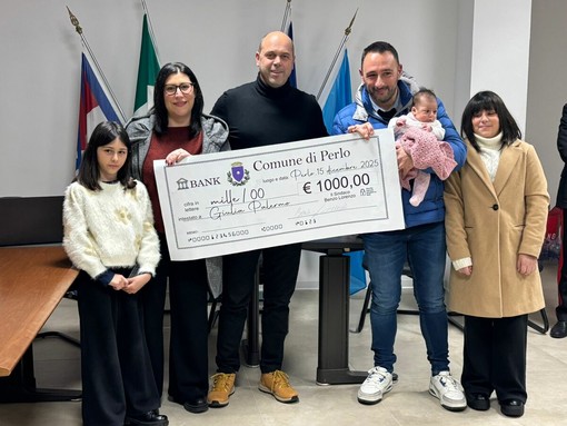 Il sindaco Benzo con la famiglia della piccola Giulia