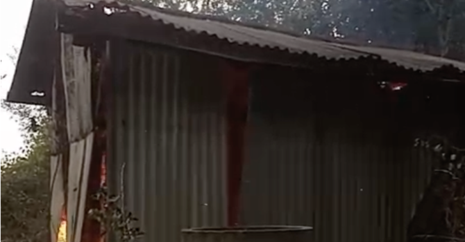 MALTEMPO / A Nucetto fulmine incendia un ricovero attrezzi [VIDEO]