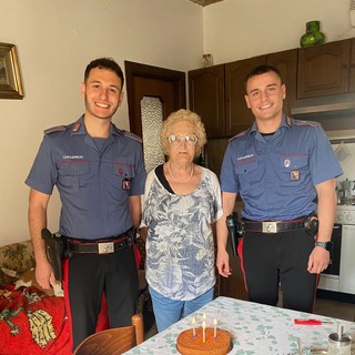 I Carabinieri festeggiano con lei: compleanno speciale per una signora sola a Monforte d’Alba