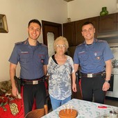 I Carabinieri festeggiano con lei: compleanno speciale per una signora sola a Monforte d’Alba