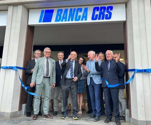 Il taglio del nastro della nuova filiale di Banca CRS a Saluzzo Il taglio del nastro della nuova filiale di Banca CRS a Saluzzo