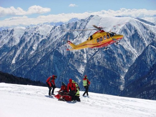 Valanga nel vallone di Stroppia: coinvolto un gruppo di otto scialpinisti, recuperato in gravi condizioni il disperso