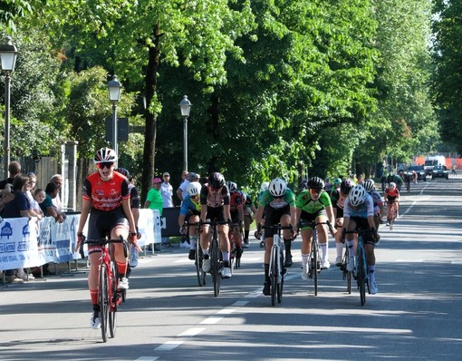 CICLISMO / Nicole Bracco firma il tris al criterium Liberazione di Crema