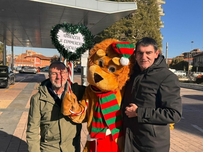 Nataleone è arrivato in stazione: la mascotte Ascom apre ufficialmente il via ai primi appuntamenti delle feste fossanesi Nataleone è arrivato in stazione: la mascotte Ascom apre ufficialmente il via ai primi appuntamenti delle feste fossanesi
