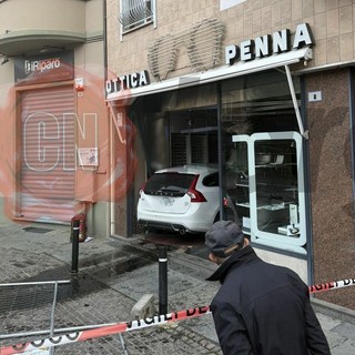 Alba, vettura piomba dentro l'Ottica Penna in piazza Ferrero