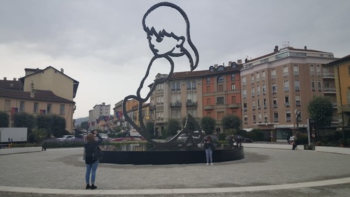 L'opera di Berruti &quot;Alba&quot;, sistemata in Piazza Ferrero, è diventata meta di turisti e residenti che scattano foto e selfie