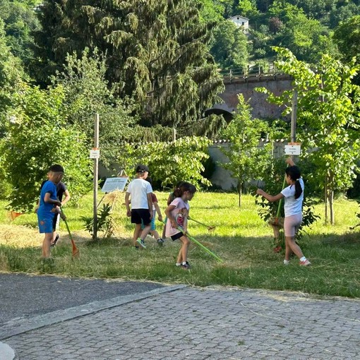 Gli alunni di Ceva a lezione nell'orto botanico con i volontari del Museo del Fungo Gli alunni di Ceva a lezione nell'orto botanico con i volontari del Museo del Fungo