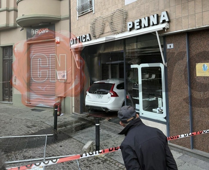 Alba, vettura piomba dentro l'Ottica Penna in piazza Ferrero Alba, vettura piomba dentro l'Ottica Penna in piazza Ferrero