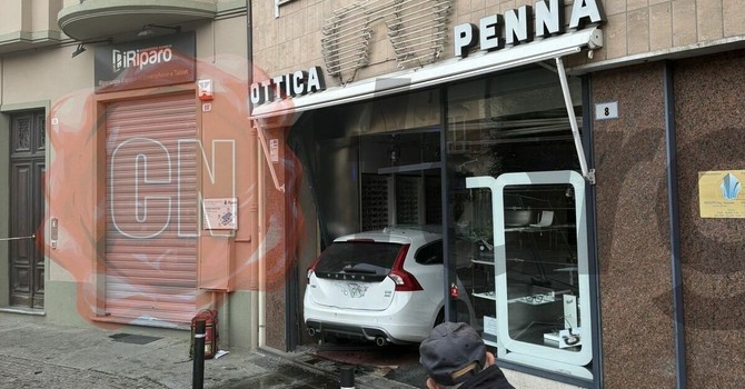 Alba, vettura piomba dentro l'Ottica Penna in piazza Ferrero
