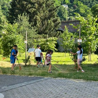Gli alunni di Ceva a lezione nell'orto botanico con i volontari del Museo del Fungo