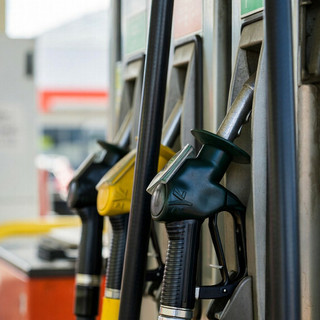 Alla pompa cambia tutto: benzina su di 15 centesimi, diesel al riparo Alla pompa cambia tutto: benzina su di 15 centesimi, diesel al riparo
