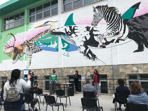 Un progetto di comunità e l'arte di Iena Cruz: sulla facciata delle Medie di Madonna dell'Olmo un murale ambientalista ( VIDEO)