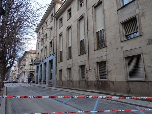 Cade lastra di rivestimento dal palazzo della Provincia di Cuneo, nessun ferito
