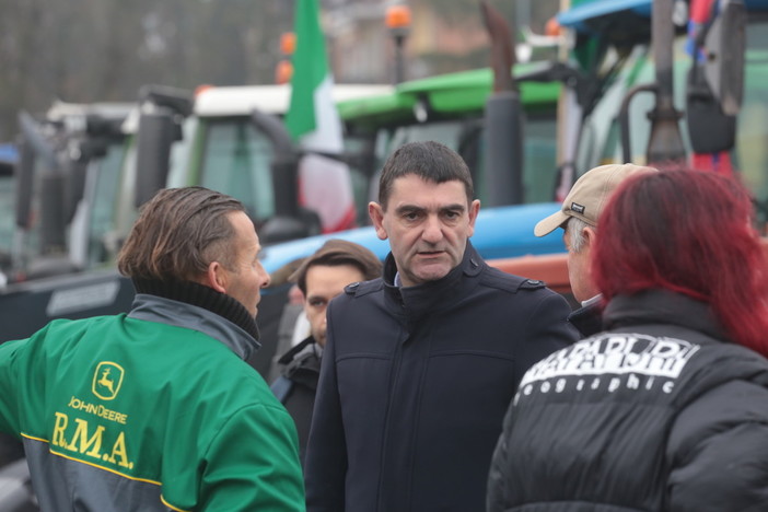 Protesta dei trattori, il sindaco: “A Fossano accogliamo gli agricoltori a differenza di Bruxelles” [VIDEO]