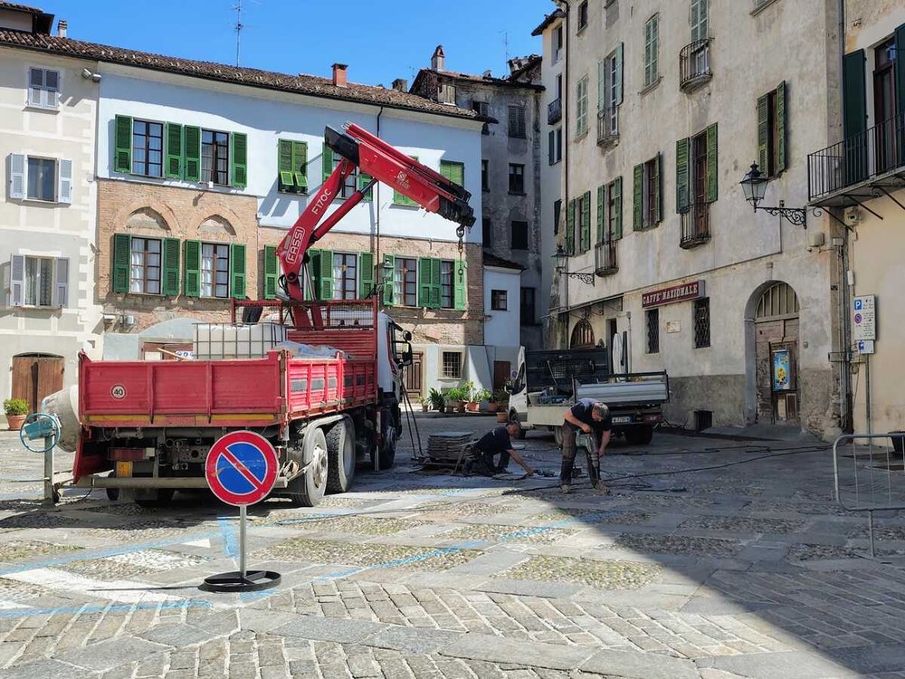 Ceva, riemerge la pavimentazione in pietra nelle piazze del centro