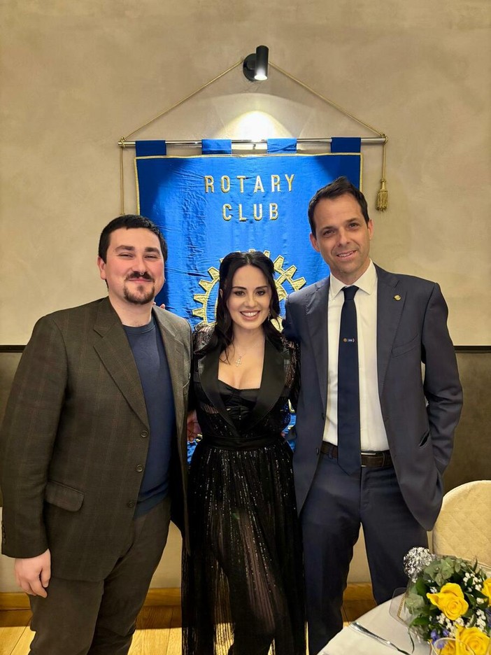 Paola Iezzi con il manager e il presidente Rotary Saluzzo Luigi Giulini Richard nella conviviale all'Interno 2